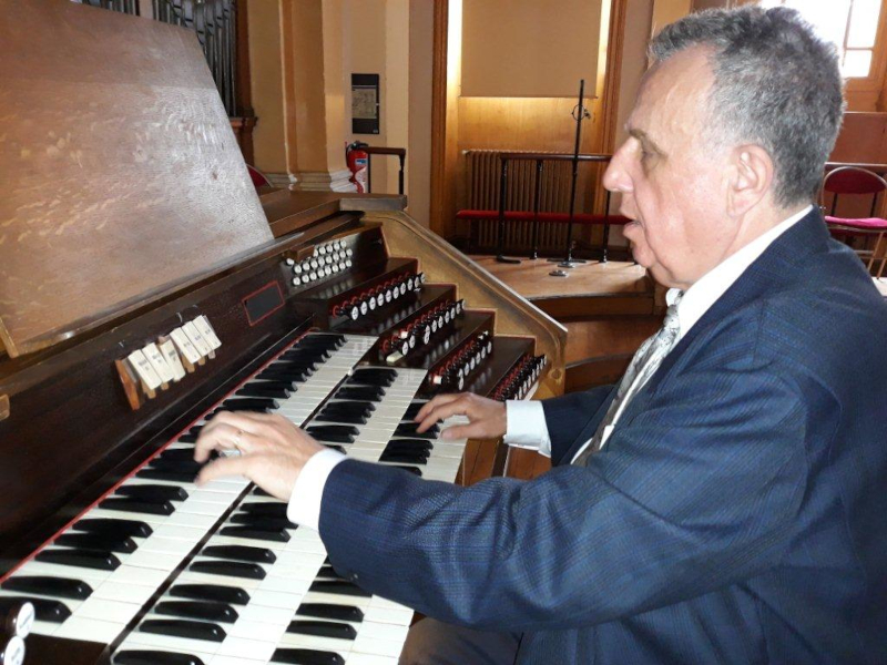 Dominique Levacque au pupitre de l'orgue de l'INJA