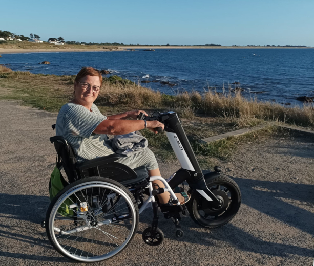 Jacqueline Talpin sur son fauteuil à 3e roue